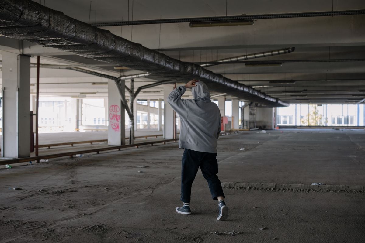 Sudadera con capucha gris